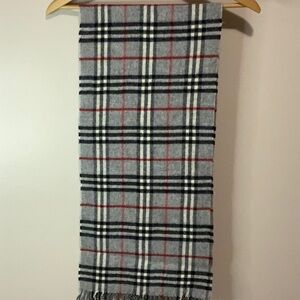 Burberry Grey Nova Check Scarf in 100% Lambswool (56in X 12in)